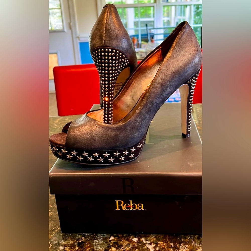 Reba gorgeous black LEATHER silver
NWT
stars hi heel plat pumps. NEVER WORN!